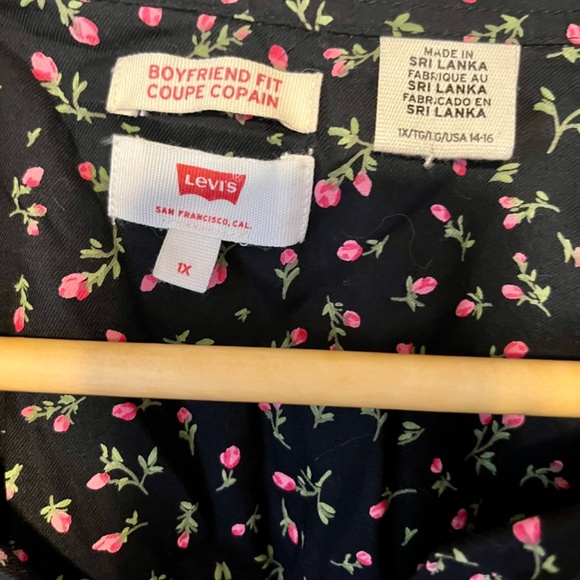 Levi’s Button Up - Picture 3 of 3